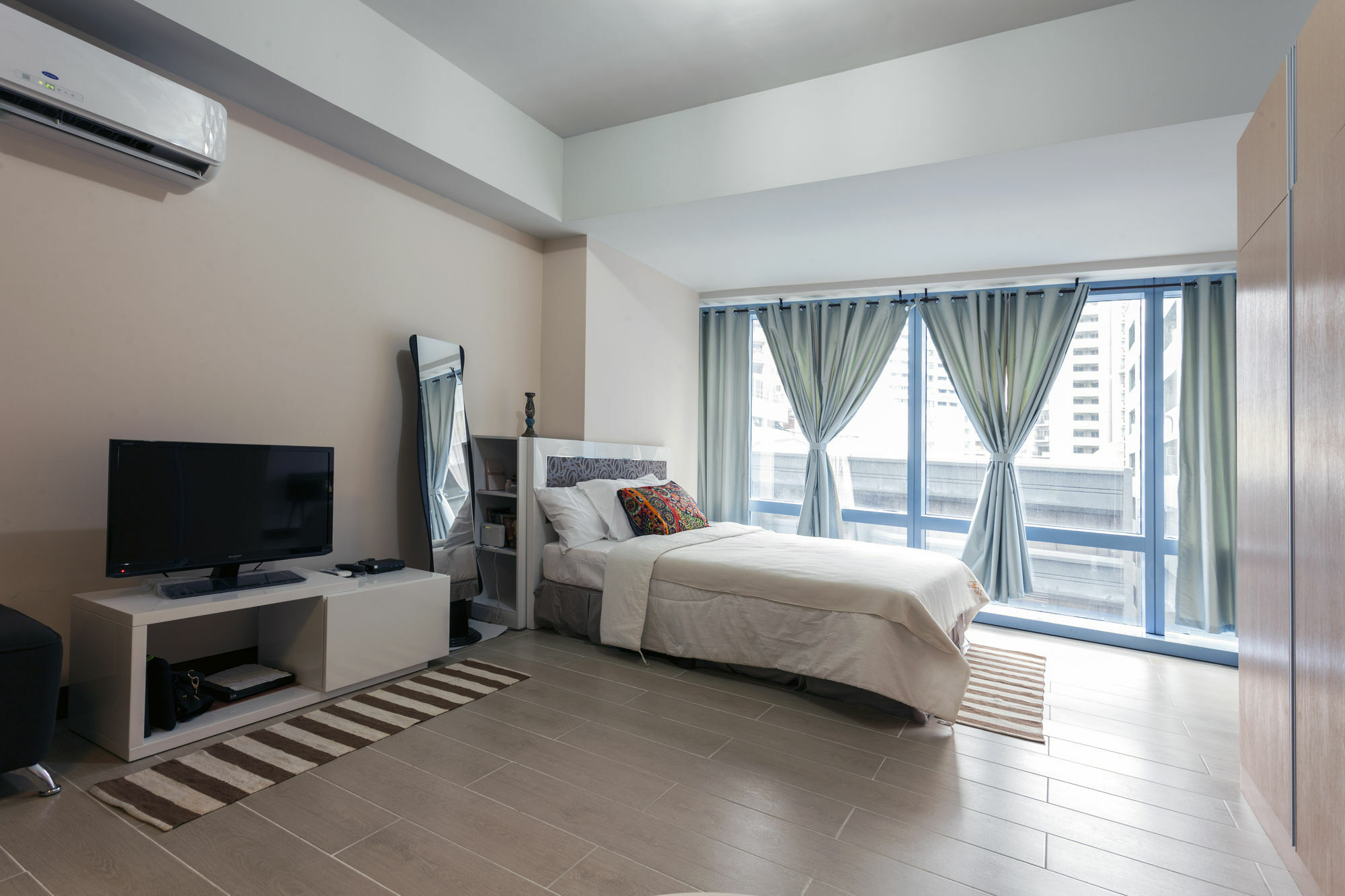 Csuites At Two Central Residences Makati City Dış mekan fotoğraf
