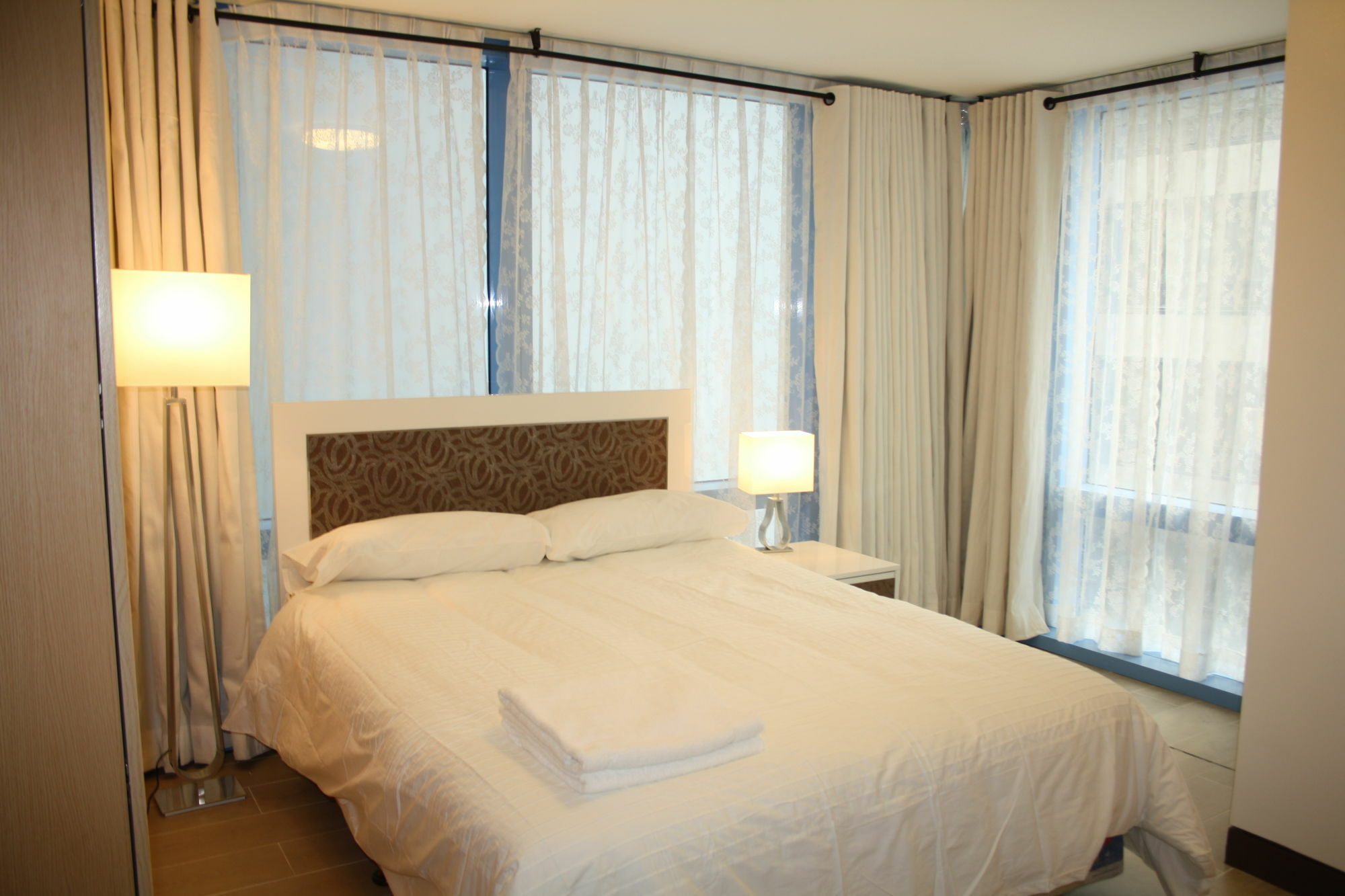 Csuites At Two Central Residences Makati City Dış mekan fotoğraf