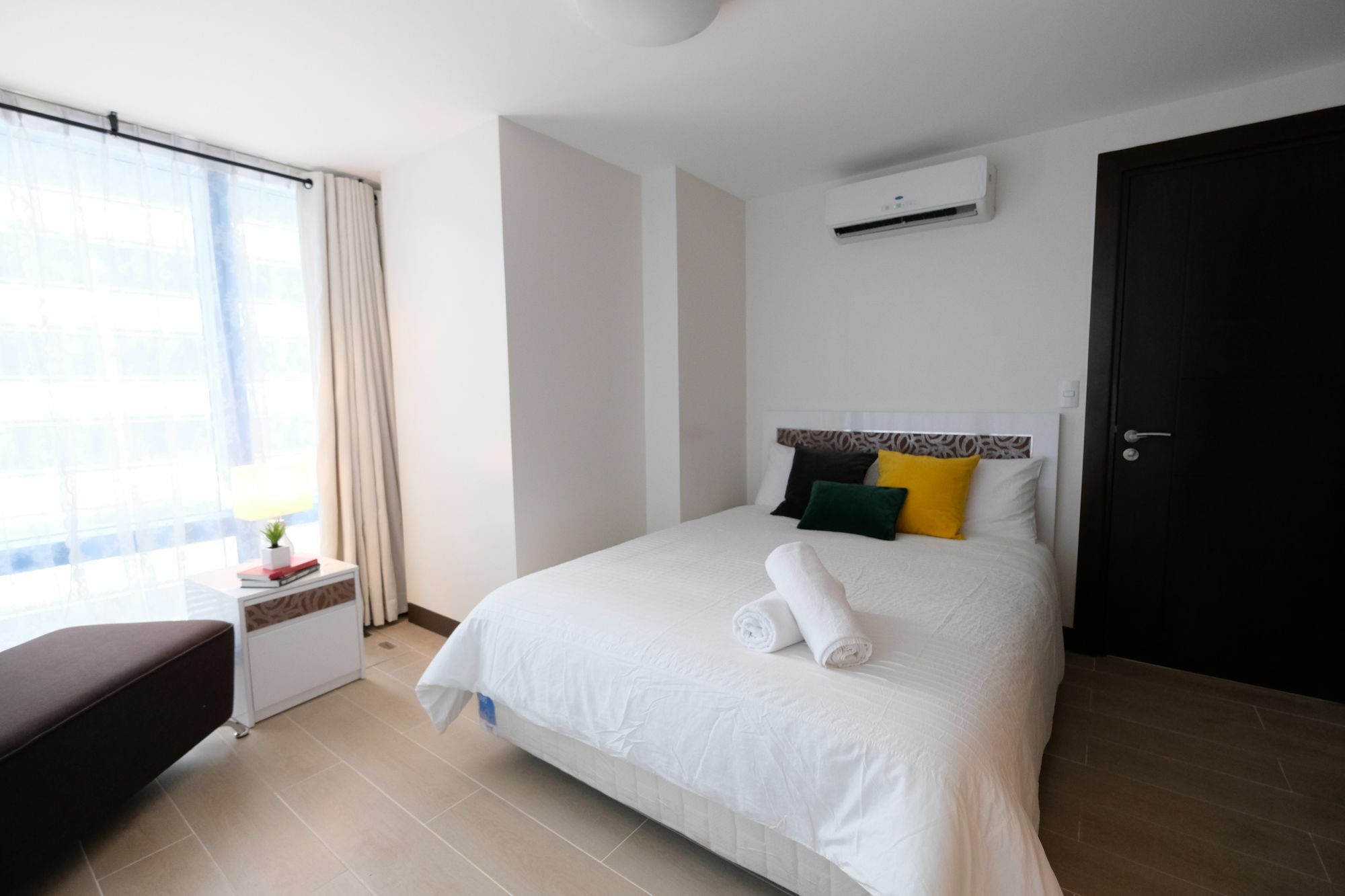 Csuites At Two Central Residences Makati City Dış mekan fotoğraf