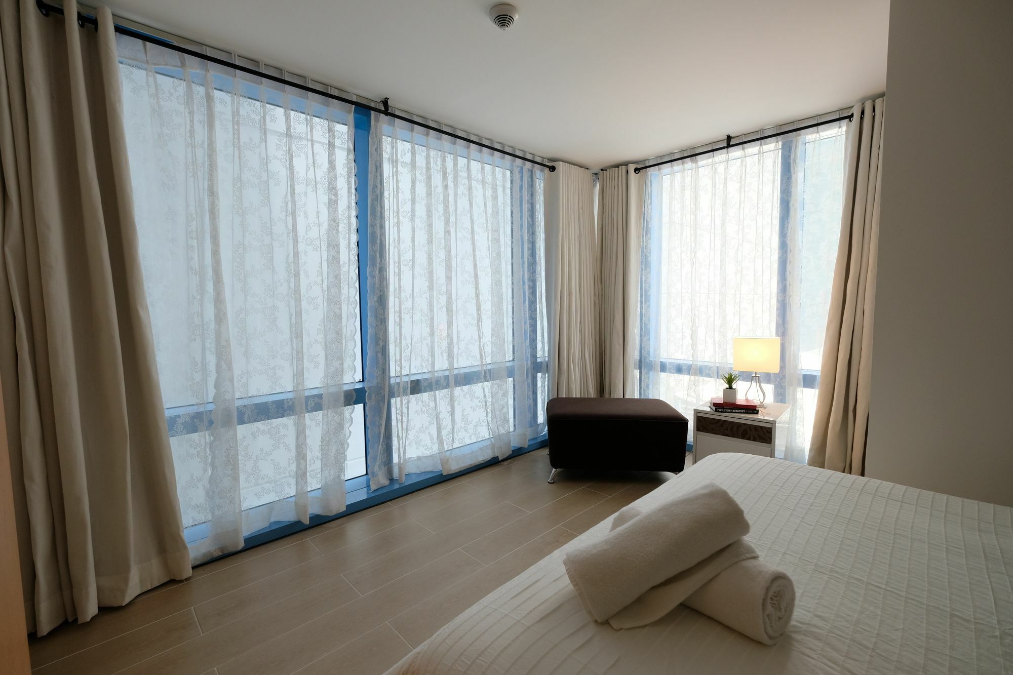 Csuites At Two Central Residences Makati City Dış mekan fotoğraf