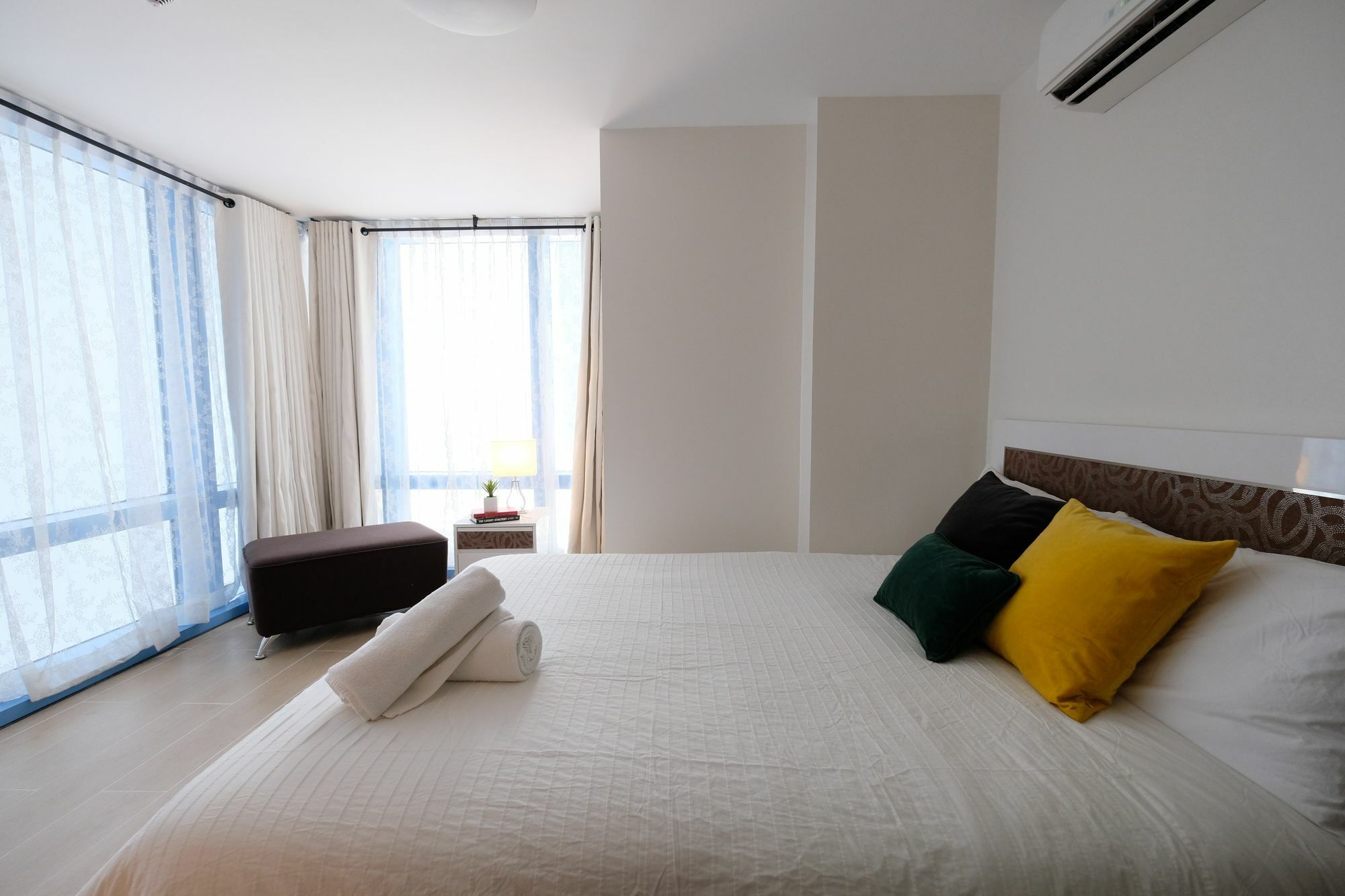 Csuites At Two Central Residences Makati City Dış mekan fotoğraf