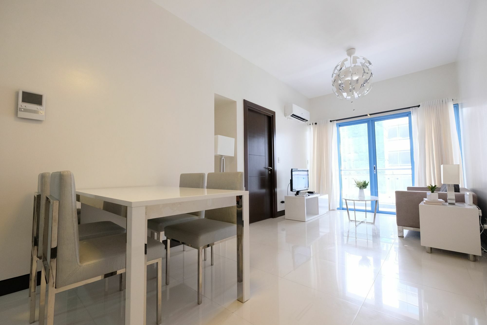 Csuites At Two Central Residences Makati City Dış mekan fotoğraf