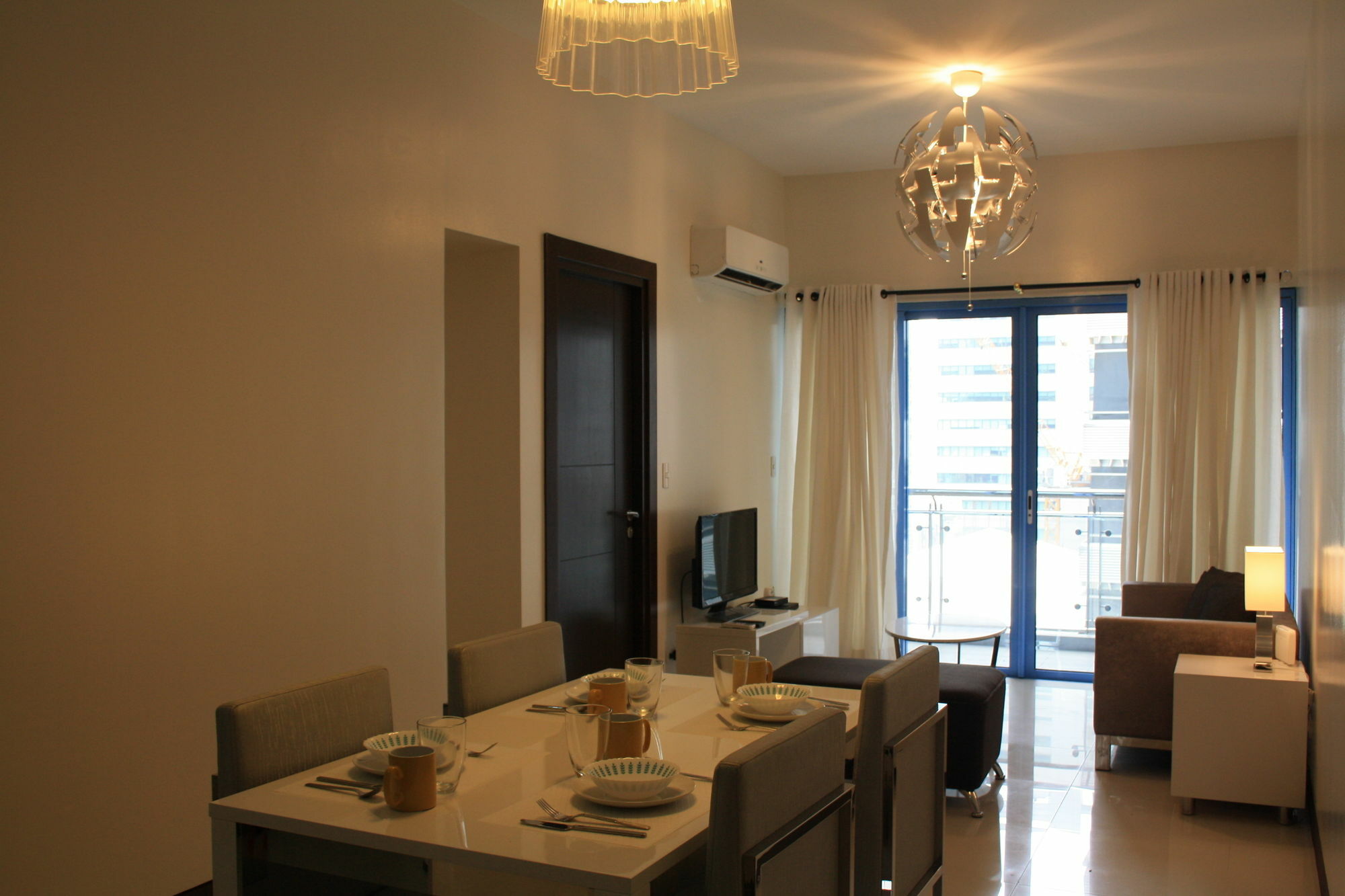 Csuites At Two Central Residences Makati City Dış mekan fotoğraf